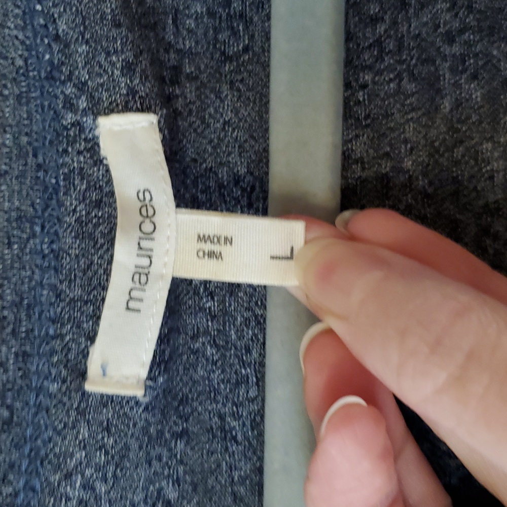 Maurices v-neck Graphic Tee, "Starry Nights", size L - Picture 2 of 3